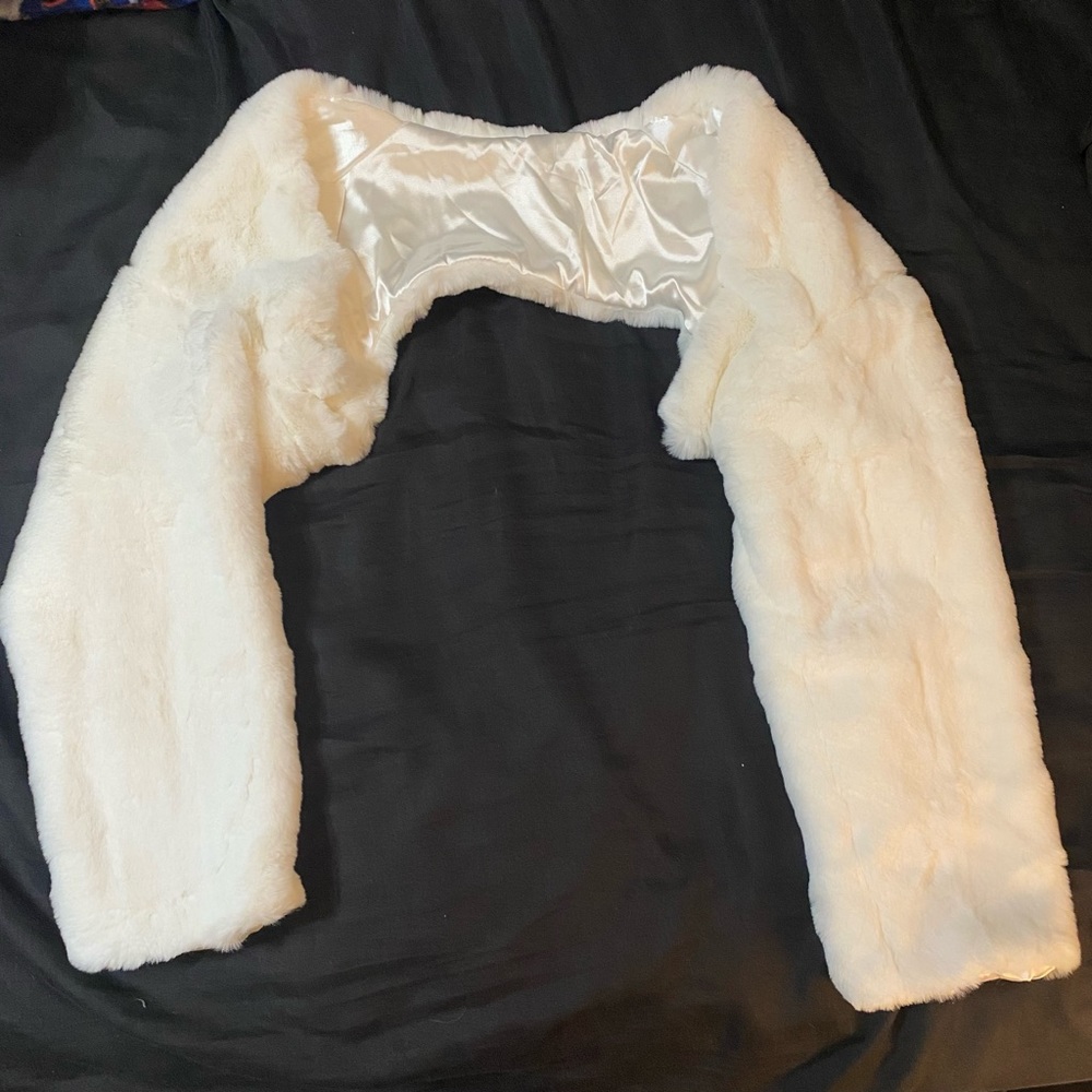 Faux fur white cropped front and back shrug. Size small.